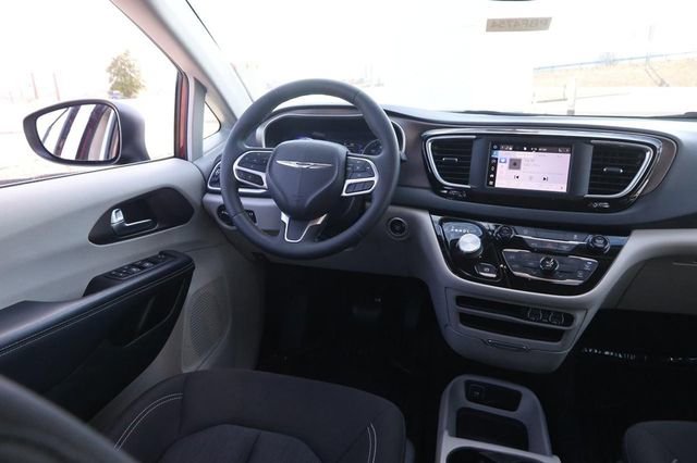 Used 2023 Chrysler Voyager LX image 22