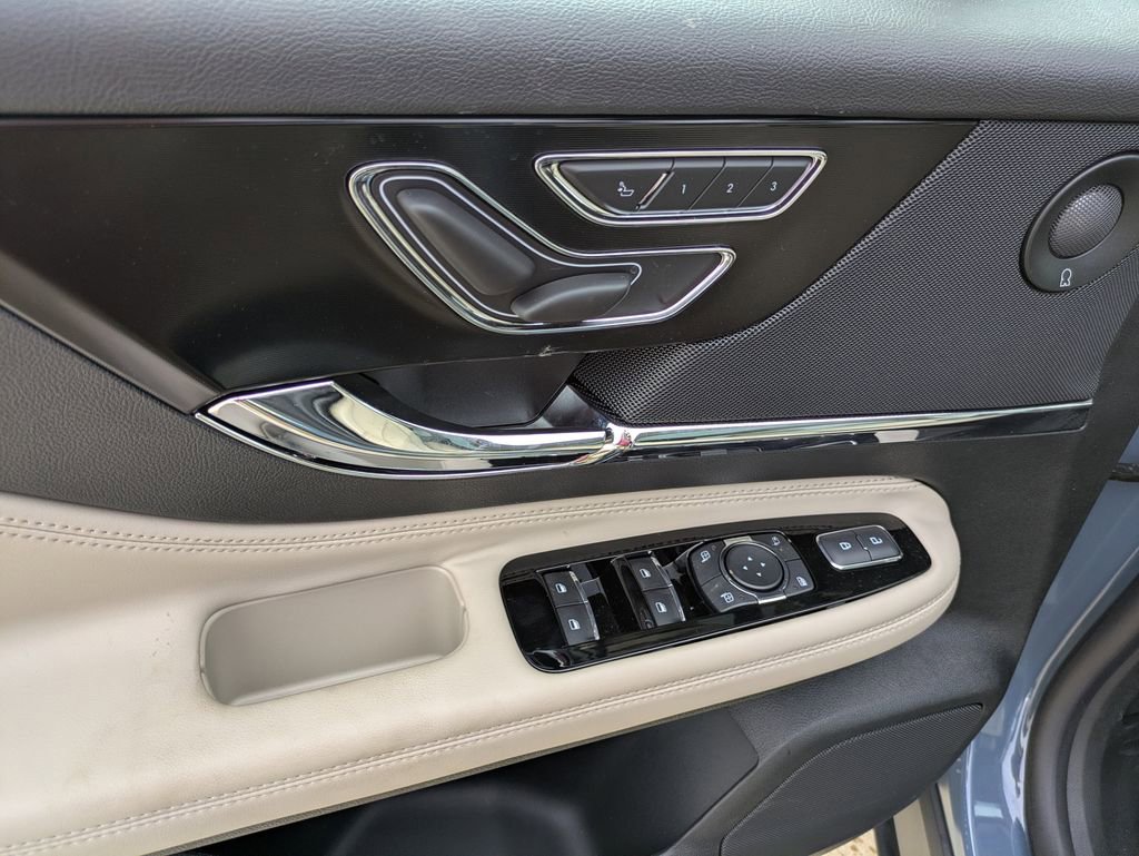 Used 2025 Lincoln Corsair Reserve w/ Equipment Group 202A image 9