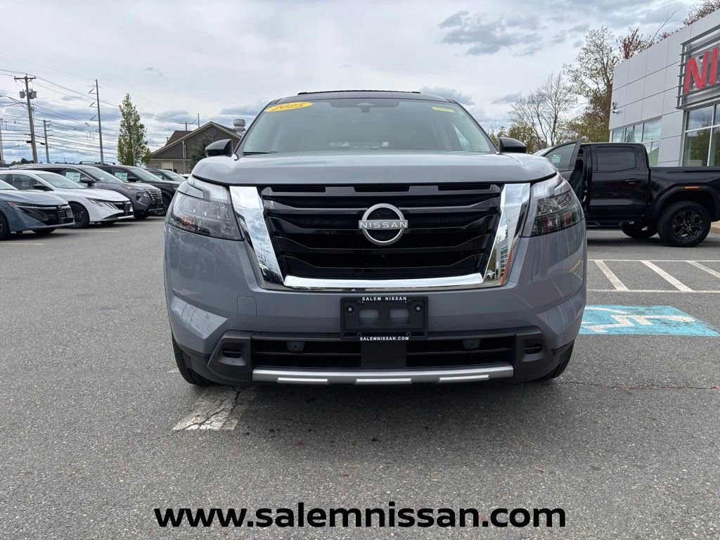Used 2025 Nissan Pathfinder Platinum w/ Cargo Package AWD/4WD image 2