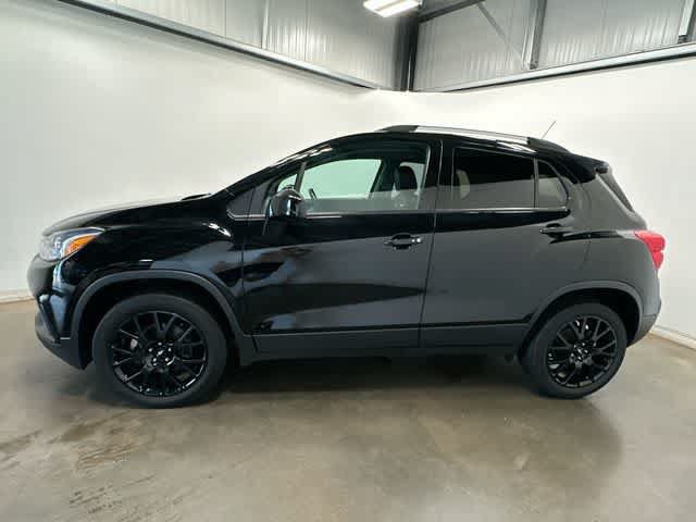 Used 2022 Chevrolet Trax LT w/ Premium Seat Package AWD/4WD image 2