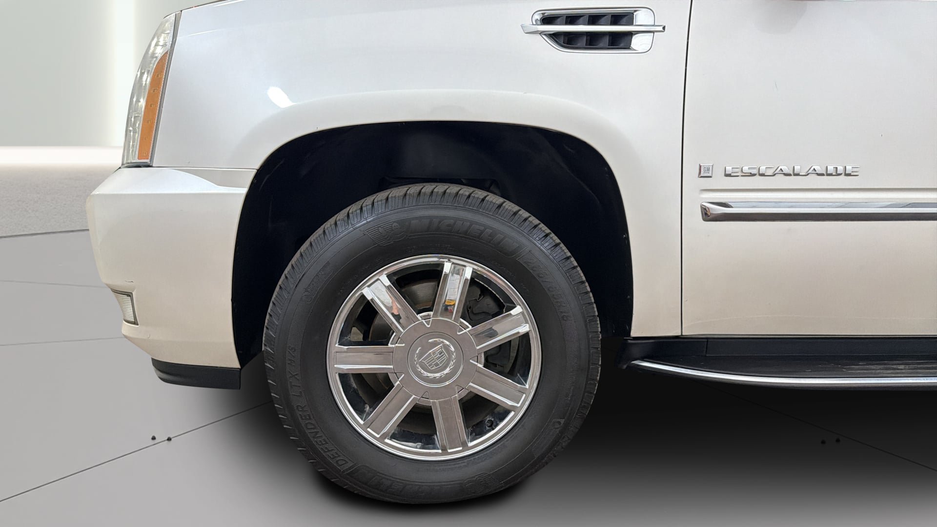 Used 2007 Cadillac Escalade AWD w/ Climate Package image 4