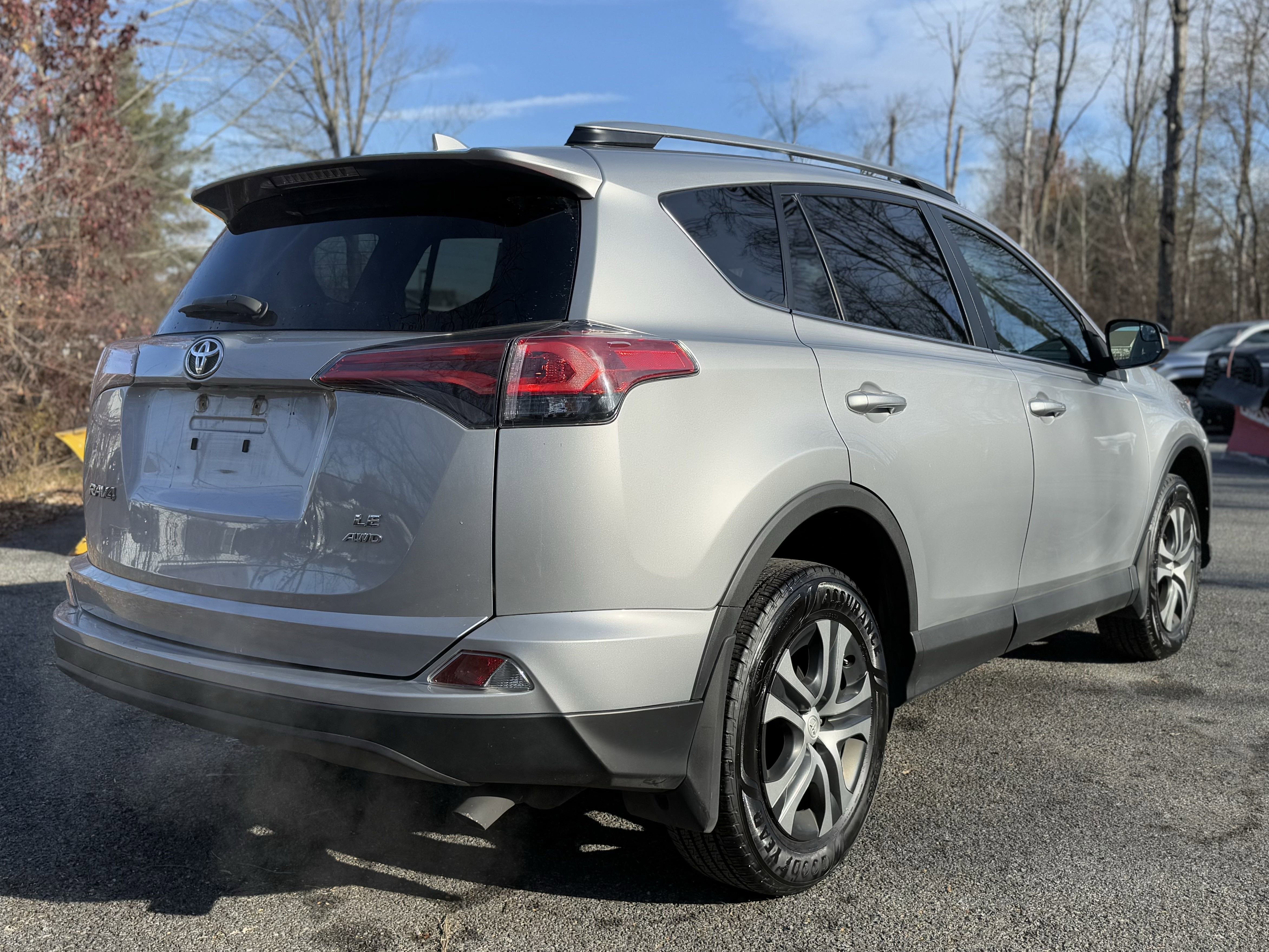 Used 2018 Toyota RAV4 LE image 9