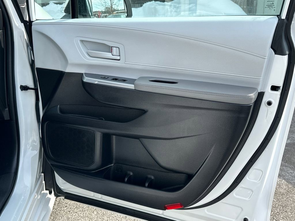 Used 2025 Toyota Sienna LE image 12