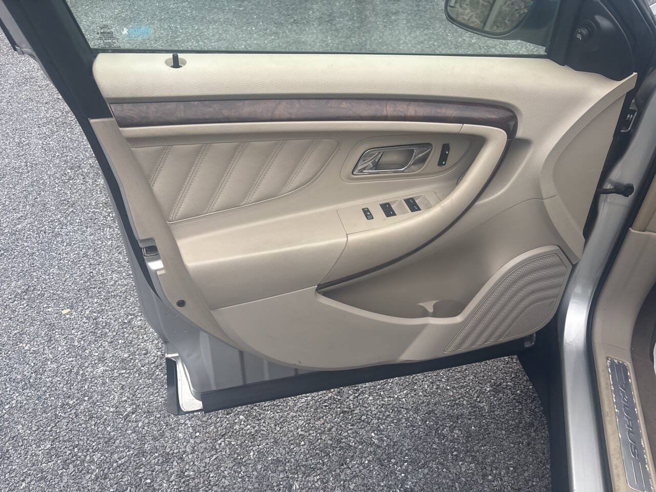 Used 2010 Ford Taurus Limited FWD image 10