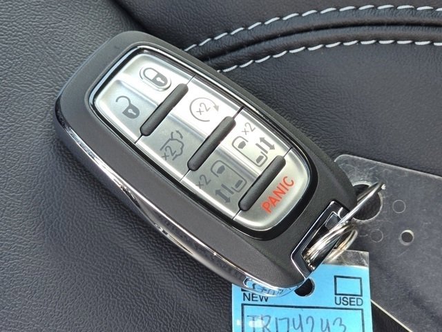 New 2026 Chrysler Pacifica Select image 36