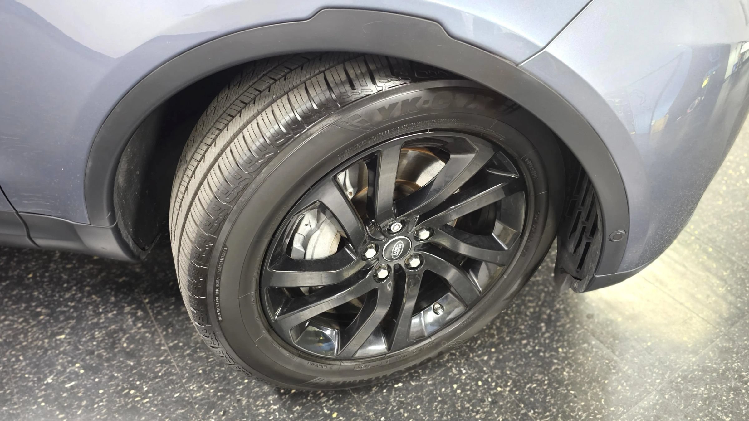 Used 2018 Land Rover Discovery HSE AWD/4WD image 3