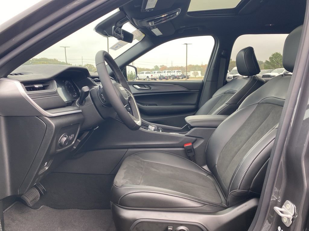 New 2025 Jeep Grand Cherokee L Altitude image 11