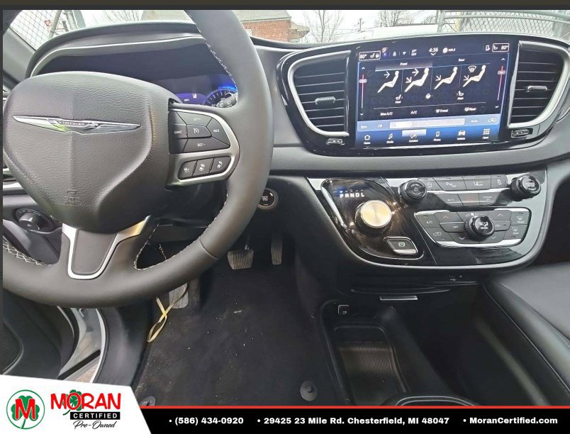Used 2026 Chrysler Pacifica Select FWD image 5