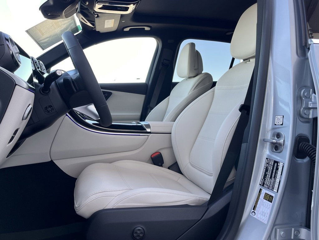 Used 2025 Mercedes-Benz GLC 350e 4MATIC image 3