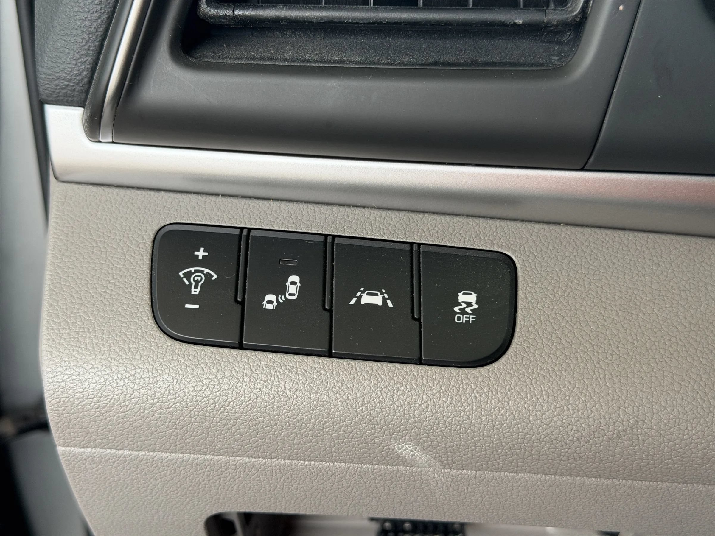 Used 2020 Hyundai Elantra SEL FWD image 28