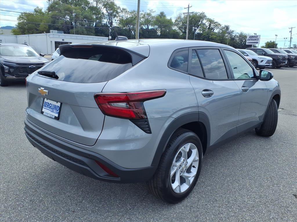 New 2026 Chevrolet Trax LS w/ LS Convenience Package FWD image 4