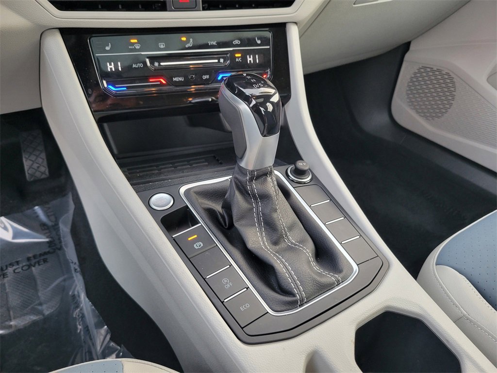 Certified 2025 Volkswagen Jetta SE w/ Sunroof Package image 23
