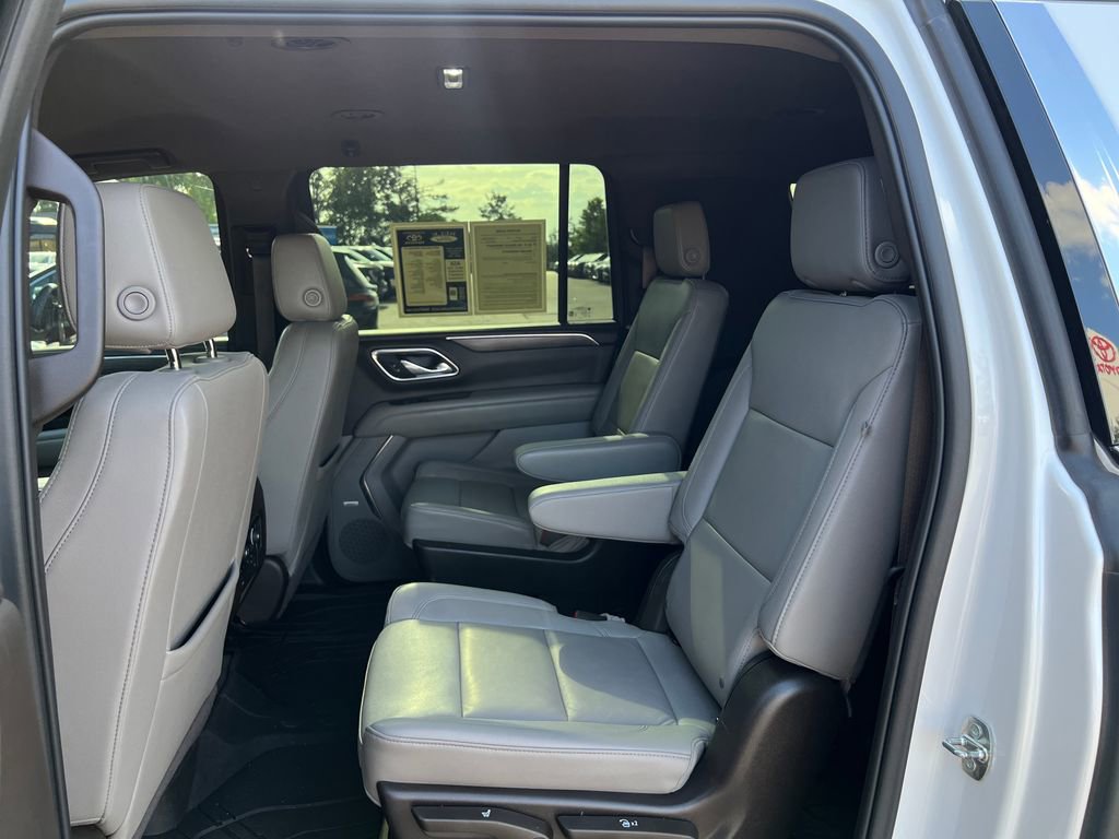 Used 2023 Chevrolet Suburban LT w/ Luxury Package RWD image 20
