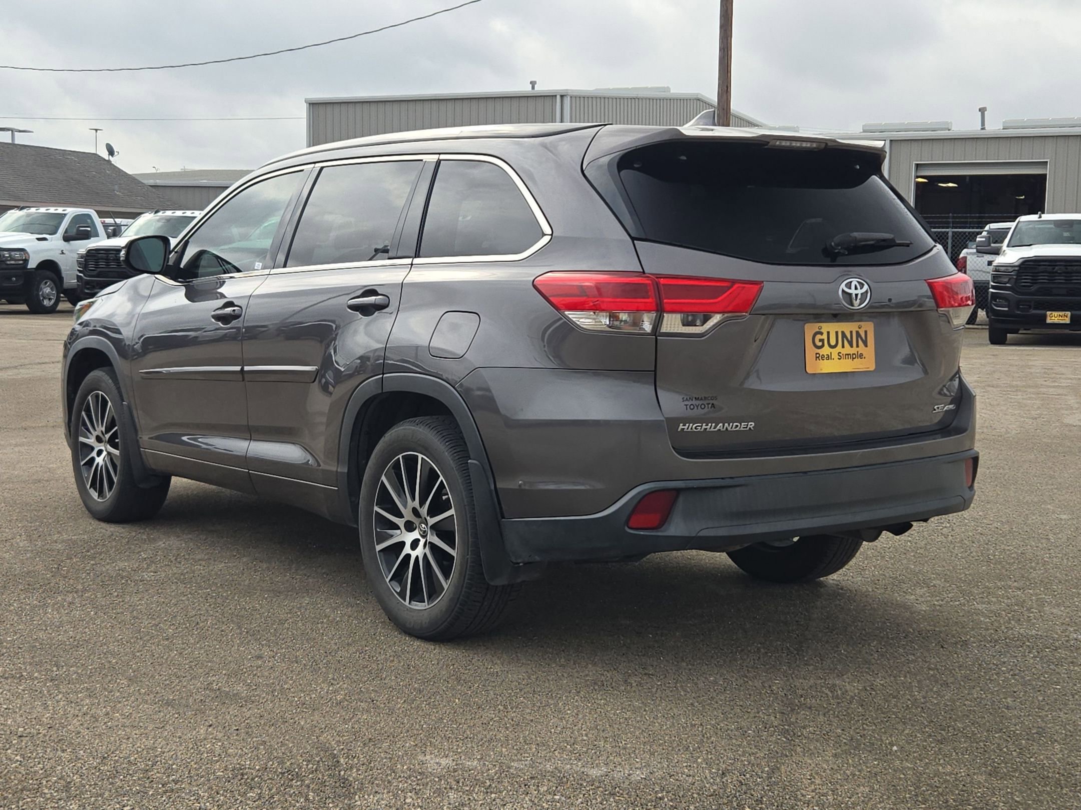 Used 2018 Toyota Highlander SE image 5
