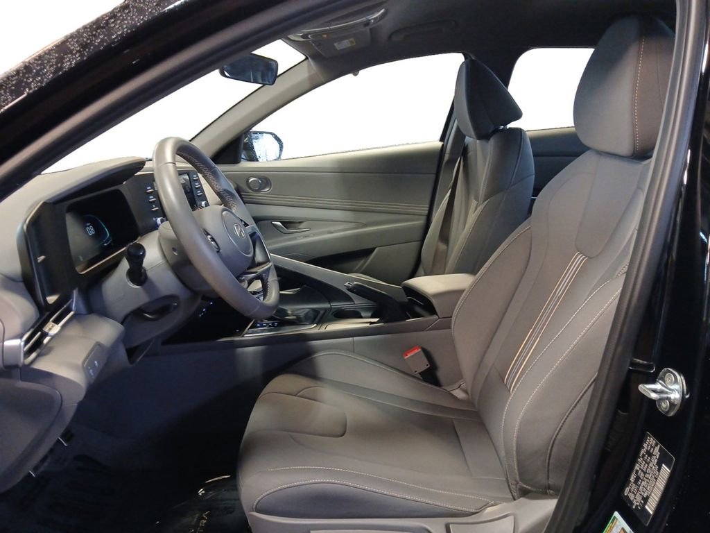Certified 2025 Hyundai Elantra Sport FWD image 9