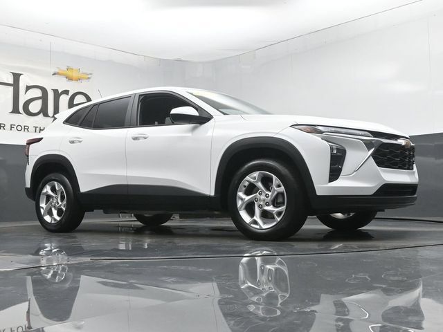 Used 2024 Chevrolet Trax LS w/ LS Convenience Package FWD image 2
