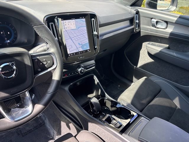 Used 2025 Volvo XC40 B5 Plus AWD/4WD image 19