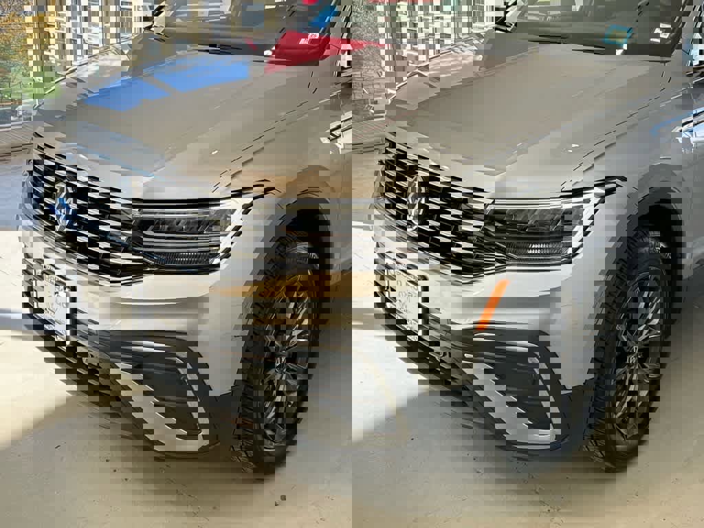 Certified 2024 Volkswagen Tiguan SE w/ Panoramic Sunroof Package image 7