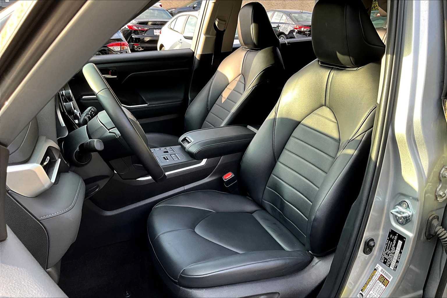 Used 2023 Toyota Highlander XLE AWD/4WD image 8