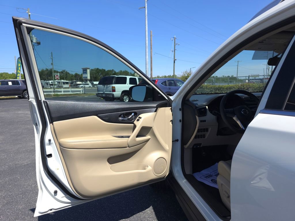 Used 2017 Nissan Rogue SV FWD image 9