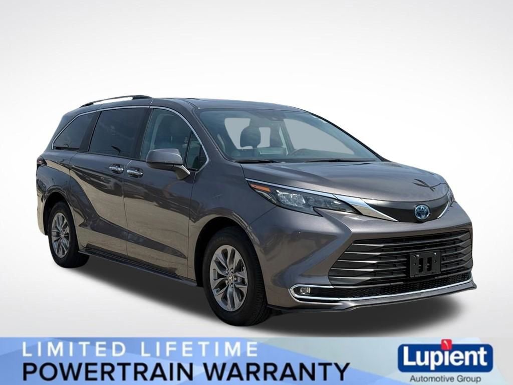 Used 2024 Toyota Sienna XLE image 1