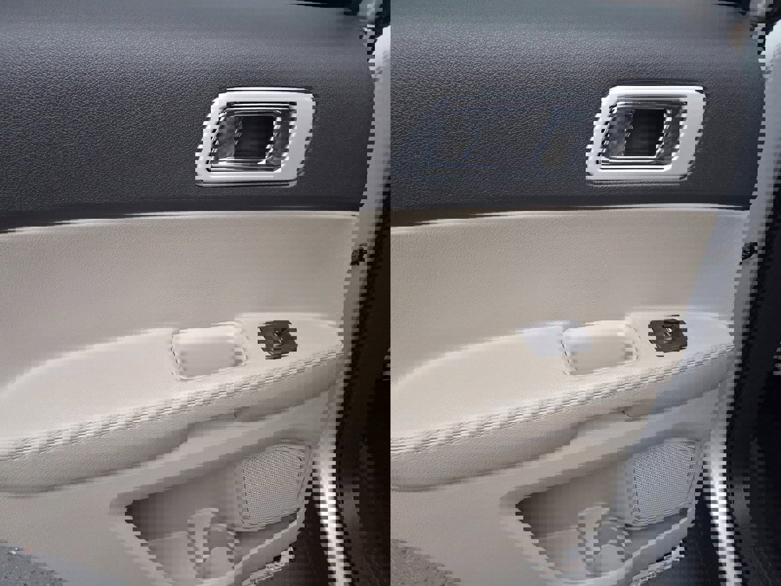 Used 2014 Ford Explorer XLT w/ Equipment Group 202A image 17