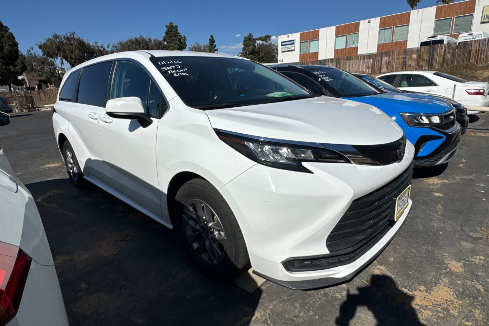 Used 2022 Toyota Sienna LE FWD image 2