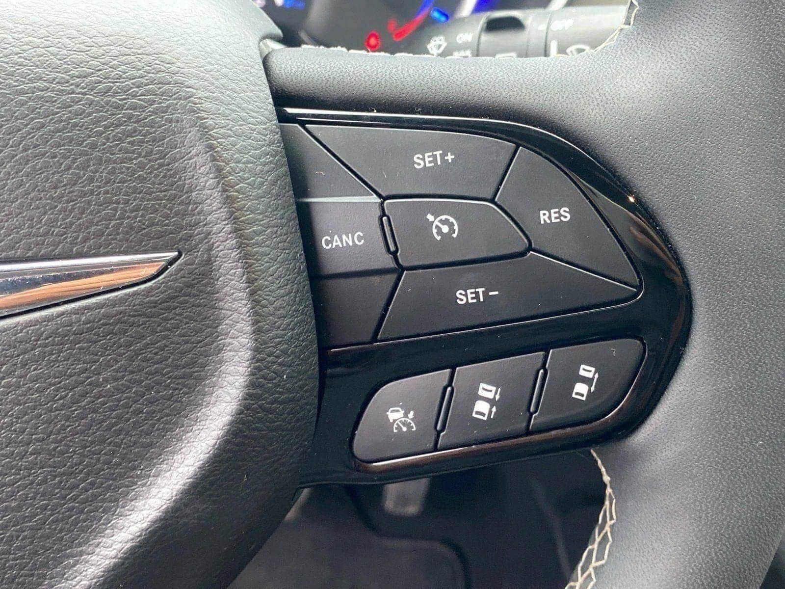 Used 2024 Chrysler Pacifica Premium FWD image 18