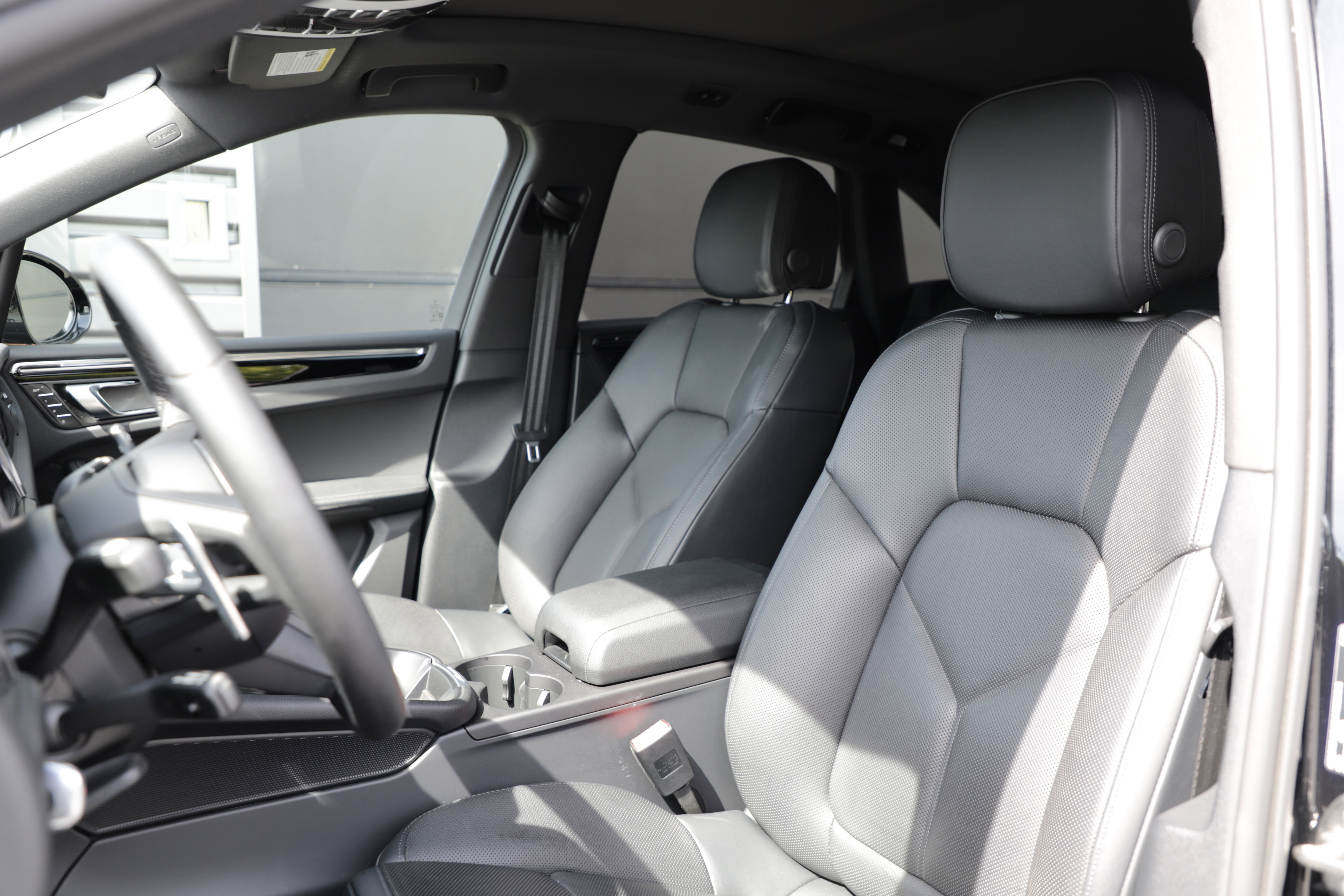 Used 2025 Porsche Macan AWD/4WD image 18
