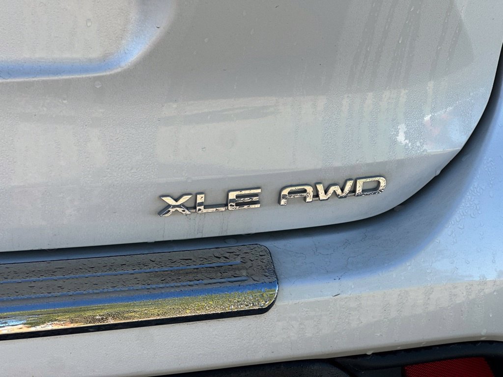 Used 2023 Toyota Highlander XLE AWD/4WD image 4