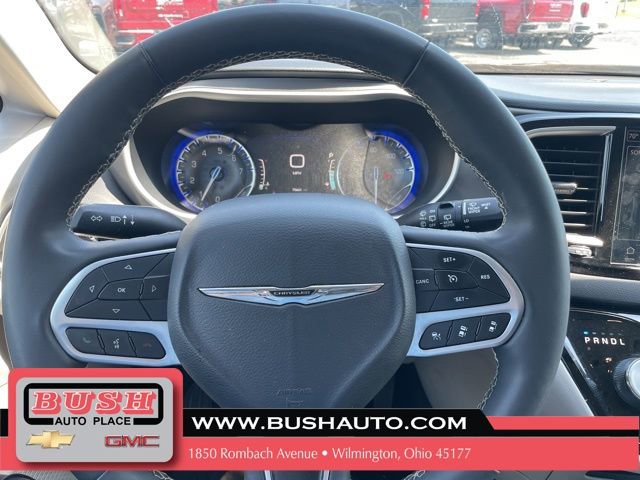 Used 2023 Chrysler Pacifica Touring-L FWD image 11