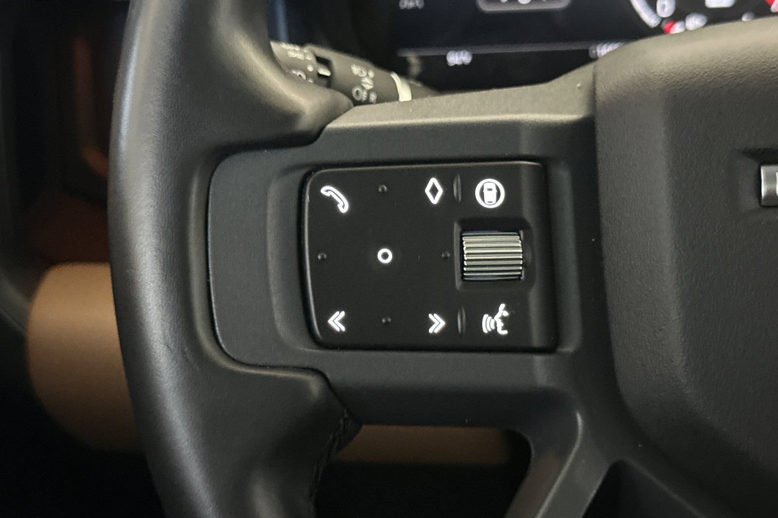 Used 2025 Land Rover Defender 110 X-Dynamic SE AWD/4WD image 29