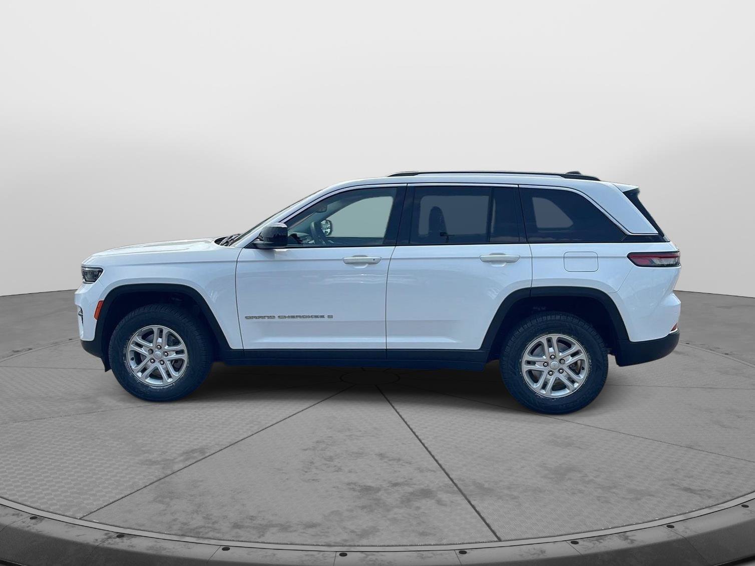 Used 2023 Jeep Grand Cherokee Laredo AWD/4WD image 3