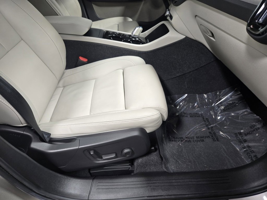 Used 2024 Volvo XC40 B5 Plus image 53