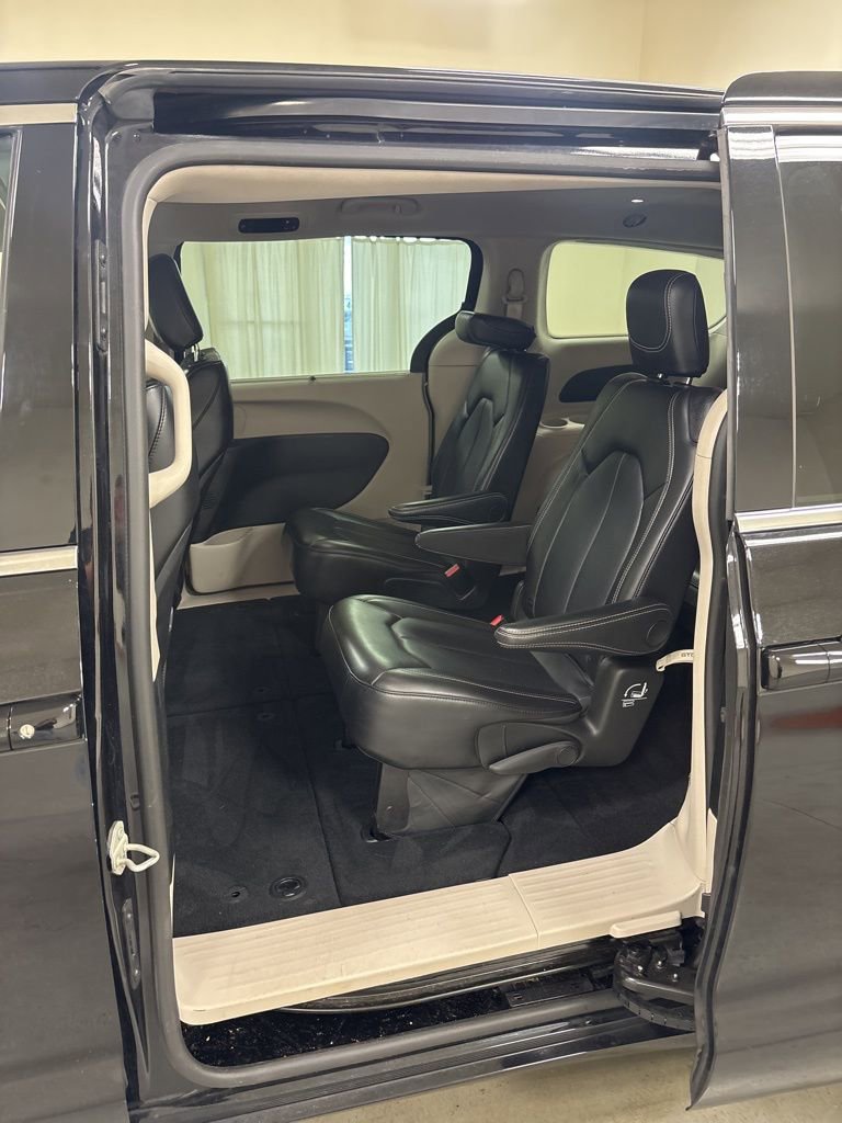 Used 2024 Chrysler Pacifica Touring-L FWD image 20