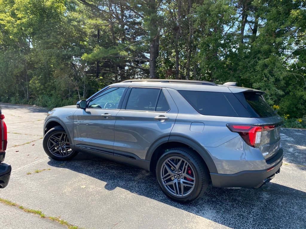 New 2026 Ford Explorer ST-Line w/ ST-Line Street Pack AWD/4WD image 8