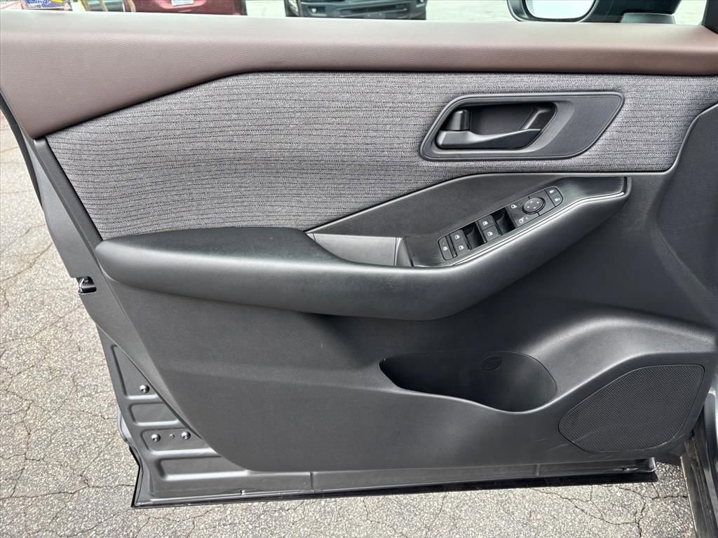 Used 2023 Nissan Rogue S image 9