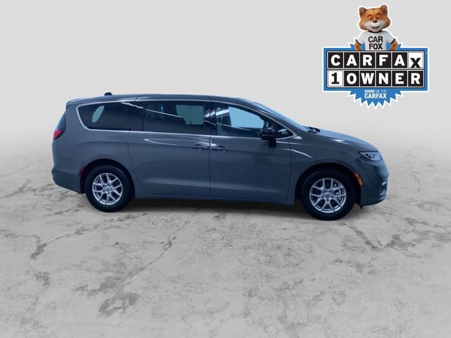 Used 2025 Chrysler Pacifica Select FWD video 2