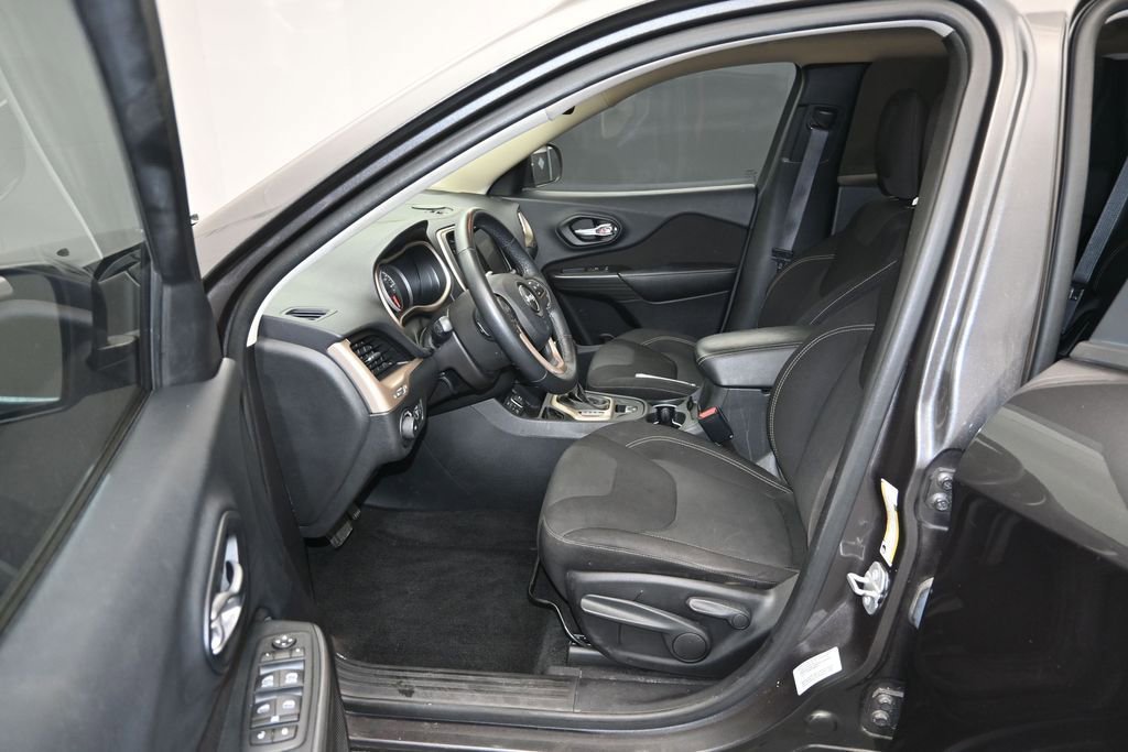 Used 2016 Jeep Cherokee Latitude FWD image 13