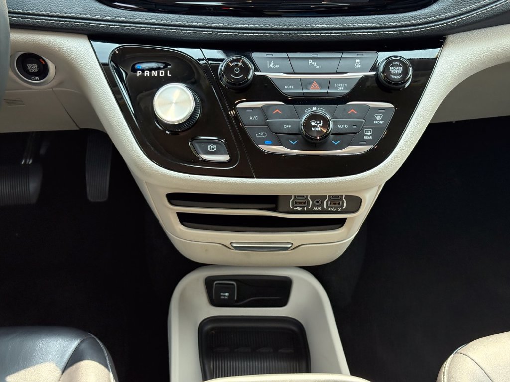 Used 2023 Chrysler Pacifica Touring-L FWD image 25