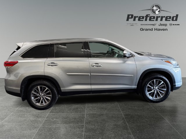 Used 2019 Toyota Highlander XLE AWD/4WD image 9