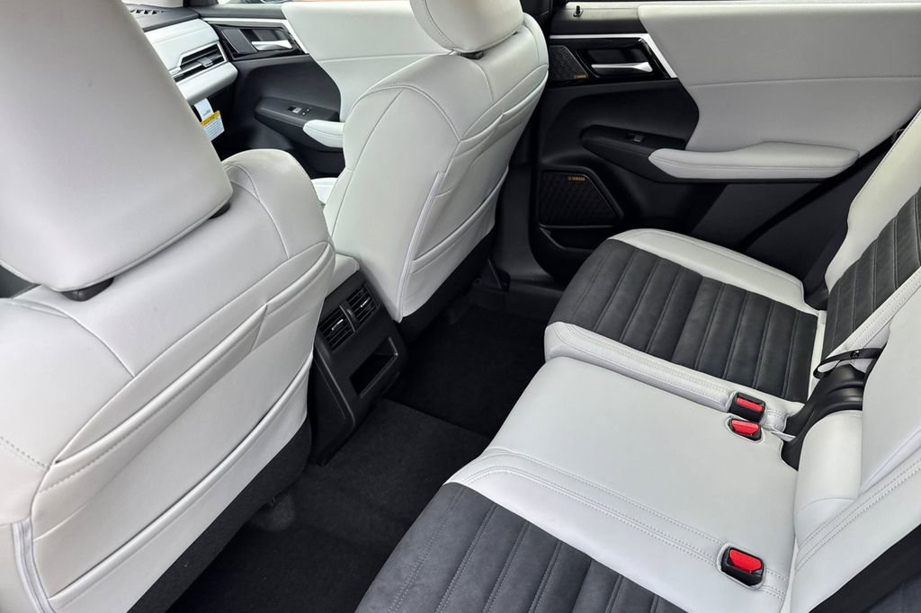 New 2026 Mitsubishi Outlander SE AWD/4WD image 12