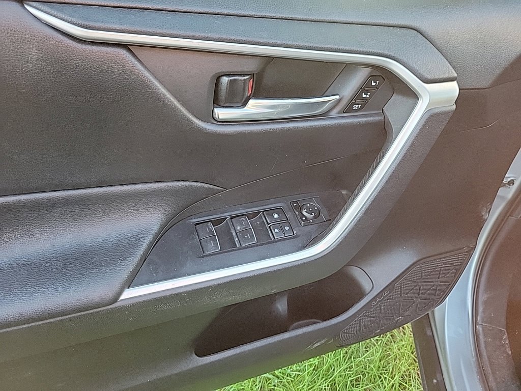Used 2022 Toyota RAV4 XLE Premium FWD image 9