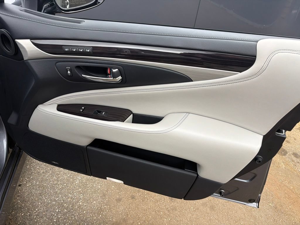 Used 2017 Lexus LS 460 AWD w/ Comfort Package image 26