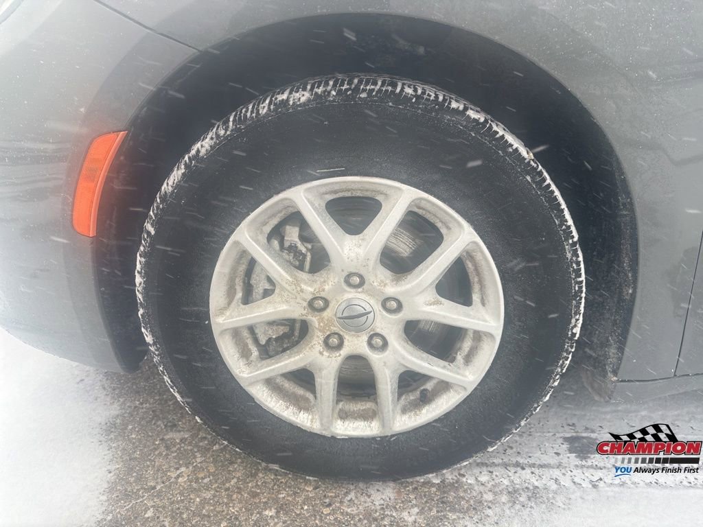 Used 2022 Chrysler Pacifica Touring-L image 11