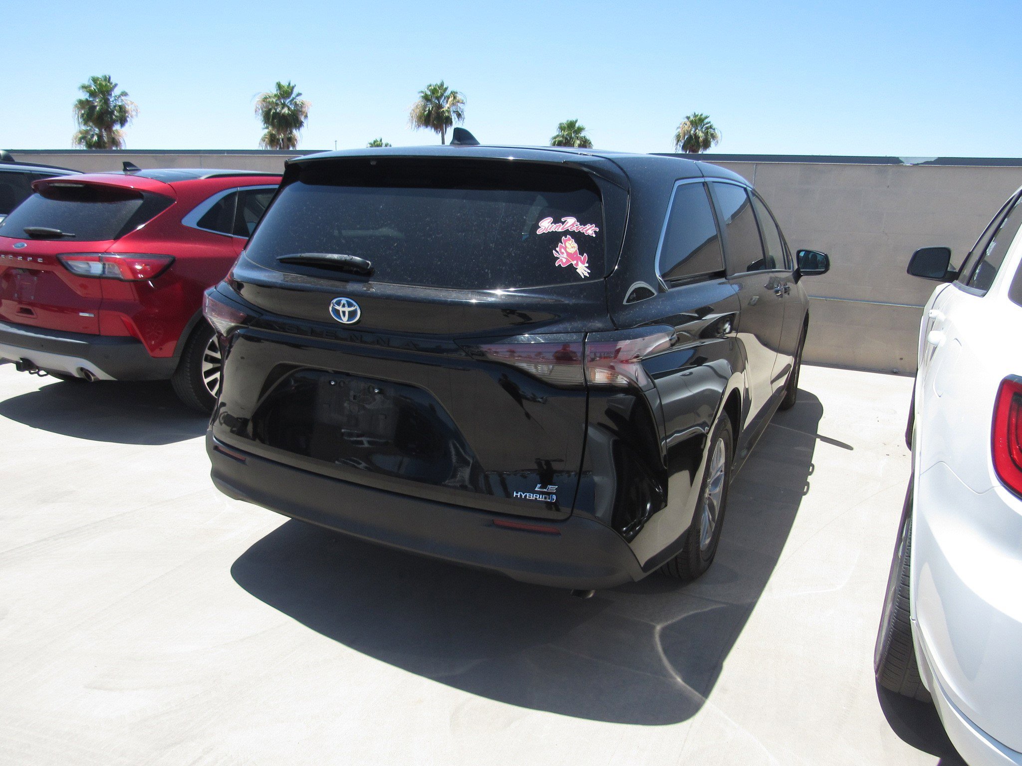 Used 2023 Toyota Sienna LE FWD image 3