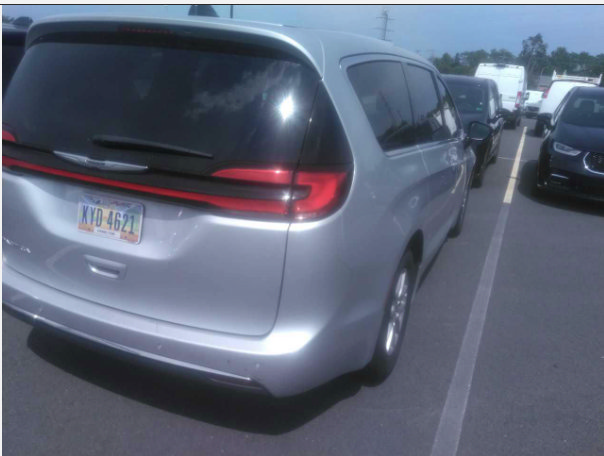 Used 2024 Chrysler Pacifica Touring-L FWD image 6
