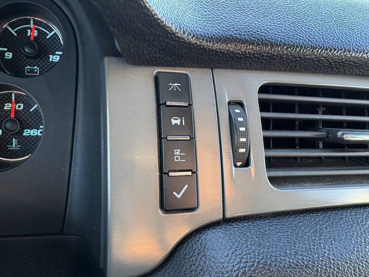 Used 2011 Chevrolet Avalanche LT w/ Suspension Package, Off-Road AWD/4WD image 34