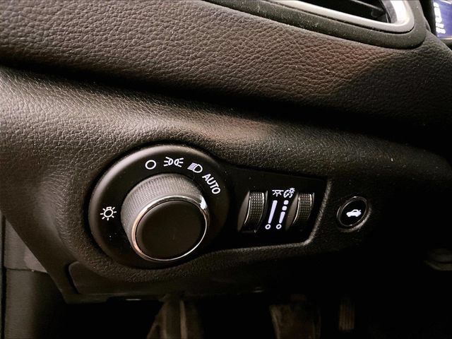 Used 2015 Chrysler 200 Limited FWD image 31