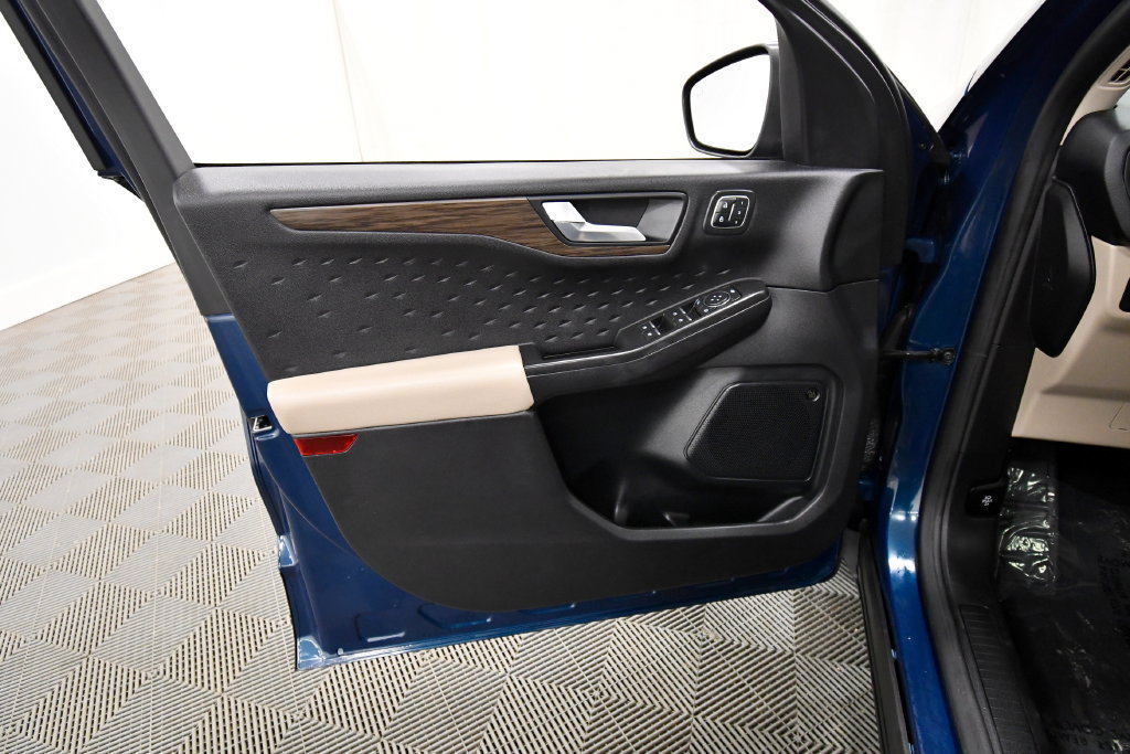 Used 2020 Ford Escape Titanium w/ Titanium Premium Package 2.0 AWD/4WD image 13